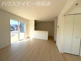 【居間・リビング】 | 各務原市那加土山町新築建売全2棟！お車2台可能！那加第一小学校まで徒歩12分！インナーバルコニー | 各務原市那加土山町新築建売全2棟！お車2台可能！那加第一小学校まで徒歩12分！インナーバルコニーのあるお家！