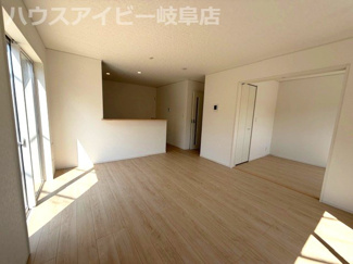 【居間・リビング】 | 各務原市那加土山町新築建売全2棟！お車2台可能！那加第一小学校まで徒歩12分！インナーバルコニー | 各務原市那加土山町新築建売全2棟！お車2台可能！那加第一小学校まで徒歩12分！インナーバルコニーのあるお家！