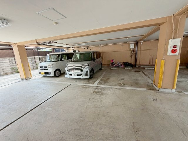 ドミール小林の駐車場