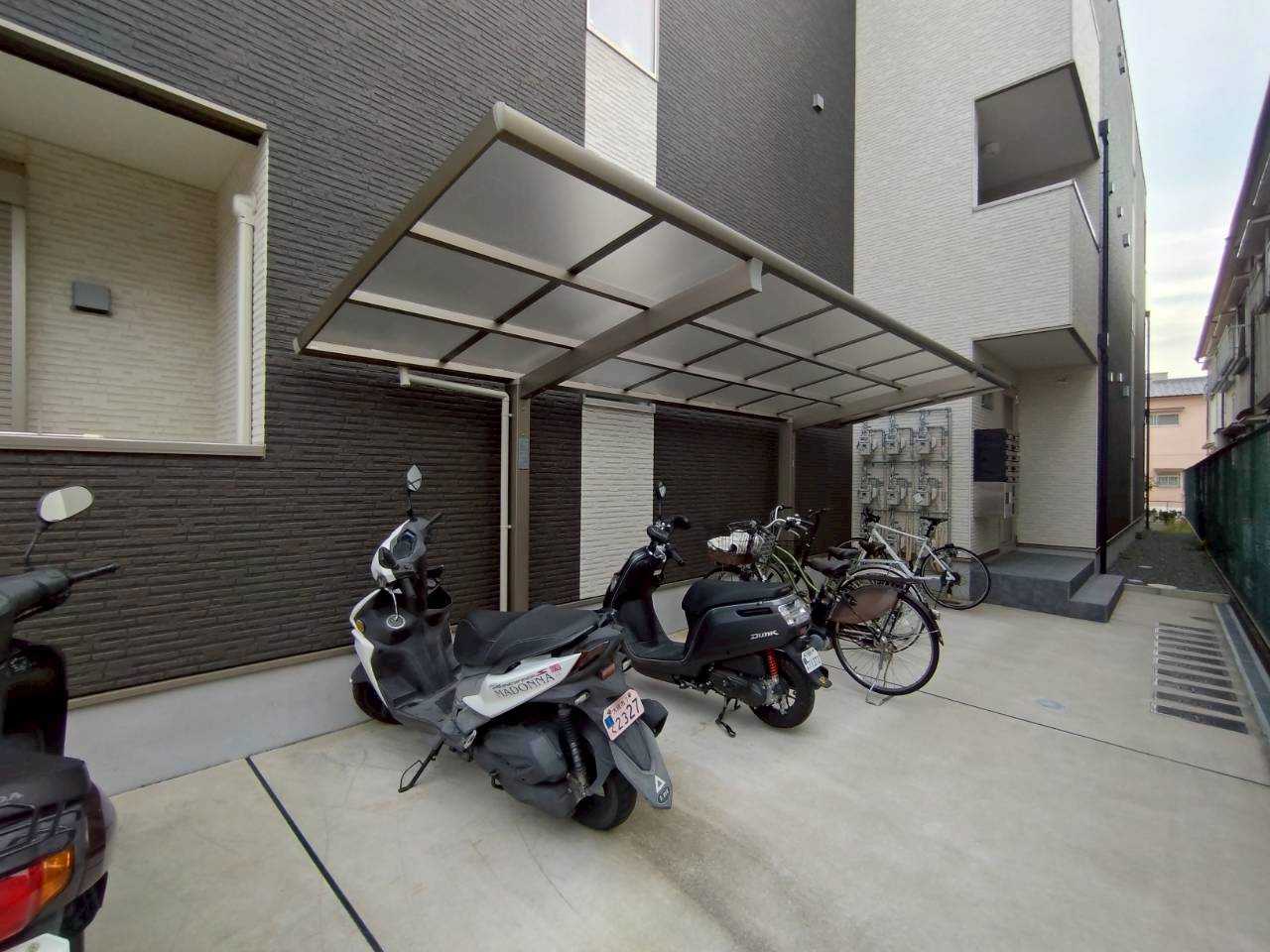 ジーメゾン高槻ウエストの駐車場