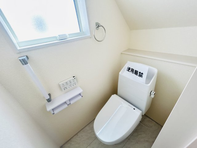 新築　高崎市新町第８　Livele Garden.S　1号棟のトイレ|現地写真　節水タイプのウォシュレット付きトイレ、水道料節約に一役買います！
