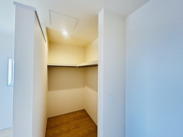 新築　高崎市新町第８　Livele Garden.S　1号棟の収納|現地写真　主寝室の大型のウォークインクローゼットは収納ラクラク、お部屋スッキリ♪							
