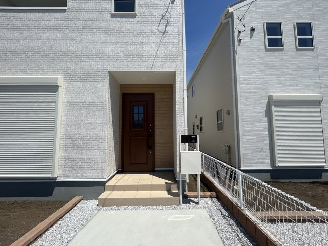 新築　高崎市新町第８　Livele Garden.S　1号棟の玄関|現地写真　ポストと一体型のTVモニターホンでセキュリティ安心！
