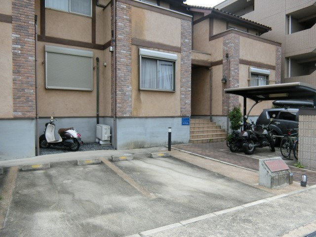 アネスティコートの駐車場