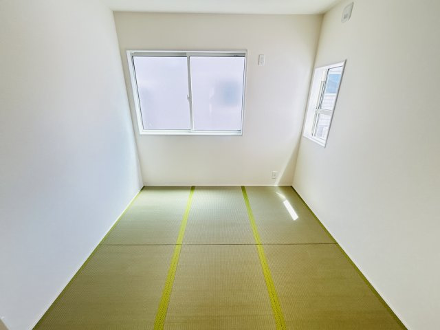 新築　高崎市新町第８　Livele Garden.S　2号棟の和室|現地写真　リビング隣の和室はお子様の遊び部屋としてもちょうどいいですね♪							

