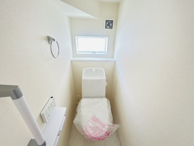 新築　高崎市新町第８　Livele Garden.S　2号棟のトイレ|現地写真　節水タイプのウォシュレット付きトイレ、水道料節約に一役買います！
