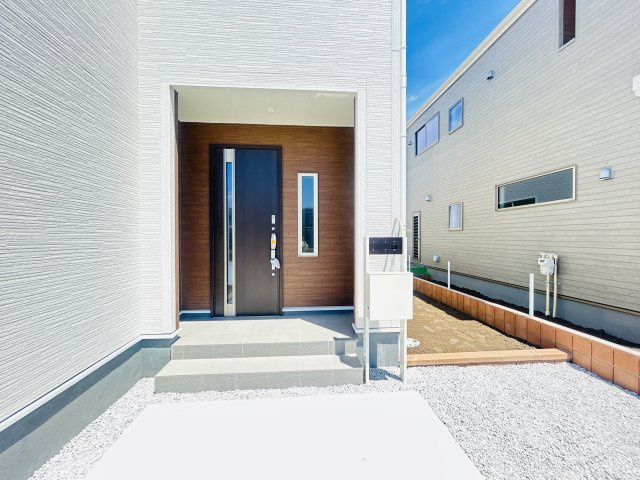 新築　高崎市新町第８　Livele Garden.S　2号棟の玄関|現地写真　ポストと一体型のTVモニターホンでセキュリティ安心！
