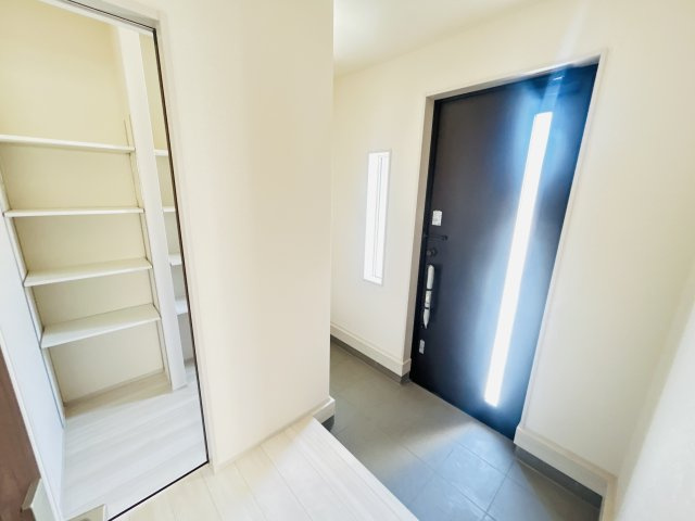 新築　高崎市新町第８　Livele Garden.S　2号棟の玄関|現地写真　シューズインクロークと下駄箱があり、かなりの収納量が期待できます！							

