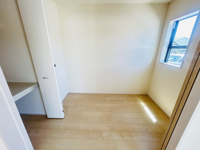 新築　高崎市新町第８　Livele Garden.S　3号棟の洋室|現地写真　リビング隣の洋室はお子様の遊び部屋としてもちょうどいいですね♪

