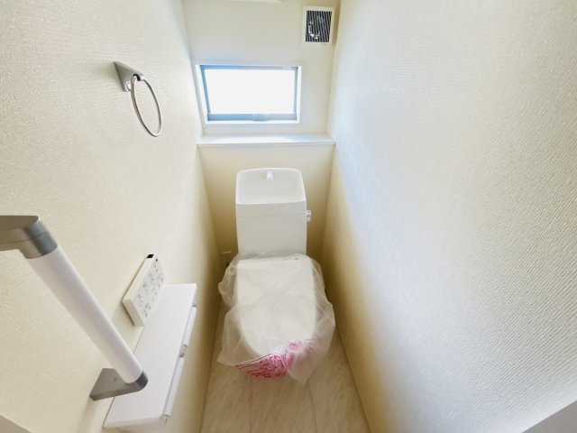 新築　高崎市新町第８　Livele Garden.S　3号棟のトイレ|現地写真　節水タイプのウォシュレット付きトイレ、水道料節約に一役買います！

