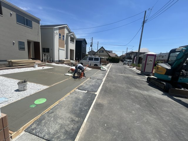 新築　高崎市新町第８　Livele Garden.S　3号棟の前面道路含む現地写真|現地写真　南側接道幅員約5ｍ