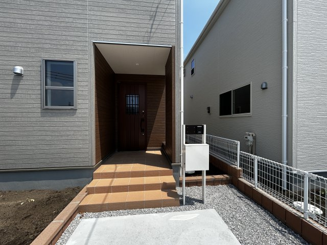 新築　高崎市新町第８　Livele Garden.S　3号棟の玄関|現地写真　ポストと一体型のTVモニターホンでセキュリティ安心！
