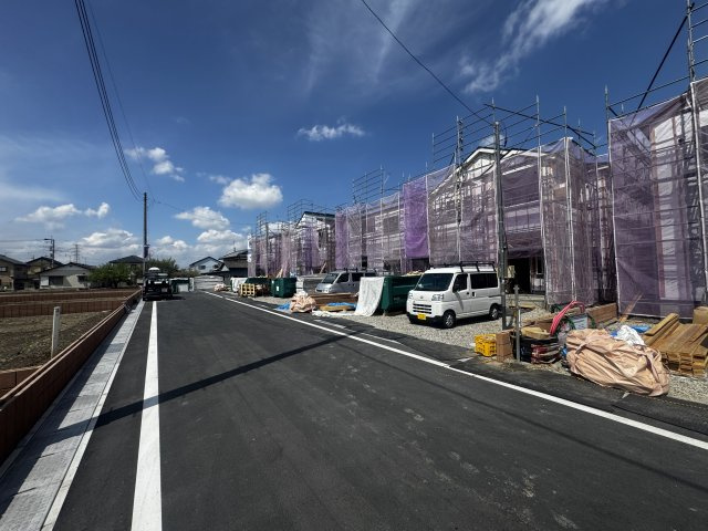 新築　高崎市新町第８　Livele Garden.S　4号棟の前面道路含む現地写真|南側接道幅員約5ｍ