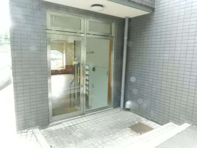 川崎市多摩区栗谷４丁目の賃貸マンションのエントランス