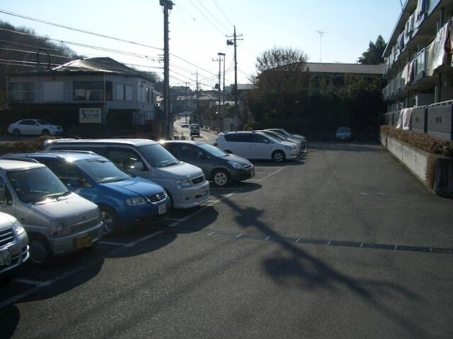 川崎市多摩区栗谷４丁目の賃貸マンションの駐車場