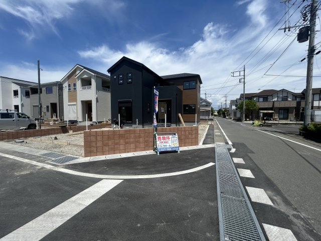 新築　高崎市新町第８　Livele Garden.S　5号棟の前面道路含む現地写真|現地写真　南側接道幅員約5ｍ　東側接道幅員約6ｍ