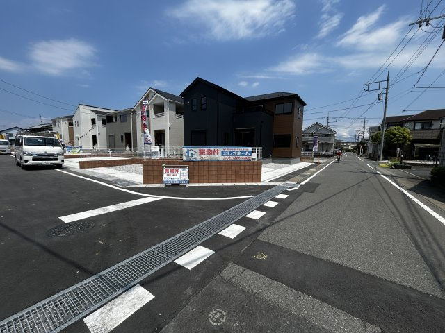 新築　高崎市新町第８　Livele Garden.S　5号棟の前面道路含む現地写真|現地写真　南側接道幅員約5ｍ　東側接道幅員約6ｍ