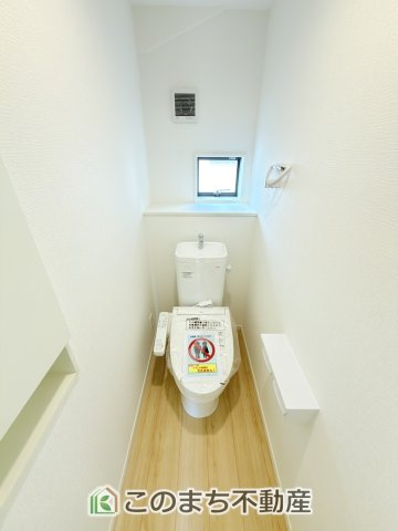 CRADLEGARDEN宇都宮市野沢町第6のトイレ|小窓から換気ができて清潔なトイレスペース☆