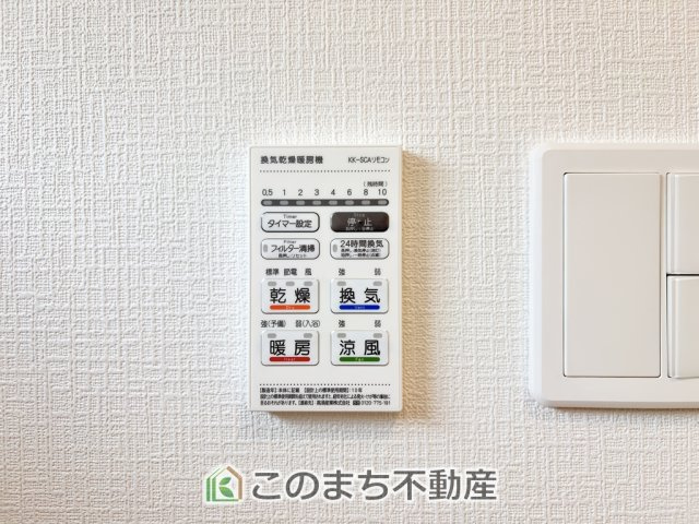 CRADLEGARDEN宇都宮市野沢町第6の設備|雨の日や湿気の多い梅雨時期など、洗濯物が乾き難い時期に重宝する浴室換気乾燥機。乾燥機能だけではなく、冬場の浴室内の寒暖差を緩和する暖房機能も標準装備。ヒートショック対策に一役買います。