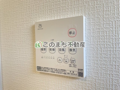 【設備】 | CRADLEGARDEN宇都宮市野沢町第6　1号棟 | 雨の日や湿気の多い梅雨時期など、洗濯物が乾き難い時期に重宝する浴室換気乾燥機。乾燥機能だけではなく、冬場の浴室内の寒暖差を緩和する暖房機能も標準装備。ヒートショック対策に一役買います。