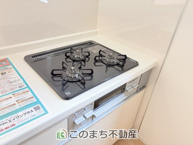 CRADLEGARDEN宇都宮市野沢町第6のキッチン|三ツ口コンロ採用で、同時調理もスムーズ◎！お料理を並べられるカウンター付きで、配膳・片付けをサポート！リビングで過ごすご家族とコミュニケーションを楽しみながら作業可能です♪