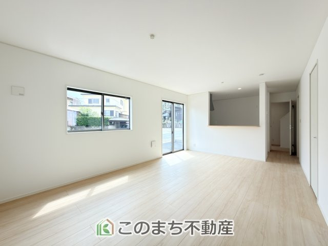 CRADLEGARDEN宇都宮市野沢町第6の居間・リビング|開放感のある広々としたリビング☆家族みんなでゆったりくつろげます♪
南側から暖かな日差しが差し込みます♪キッチンからリビングの様子がよく見渡せます☆