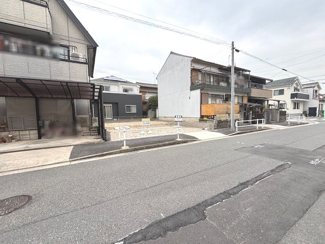 南区天白町３丁目土地の前面道路含む現地写真|間口が約8.0ｍのため、並列駐車も可能です。