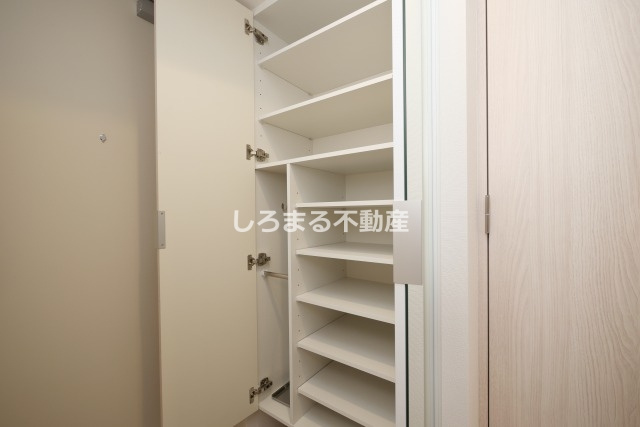 コンフォリア・リヴ北浜平野町の収納