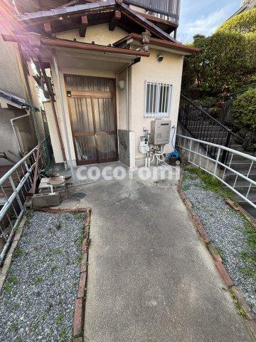 菅相塚町貸家のエントランス