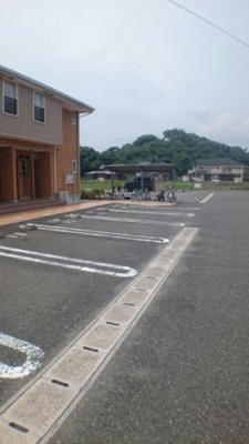 【駐車場】 | ブリーゼⅡ | 駐車場に車を止められます