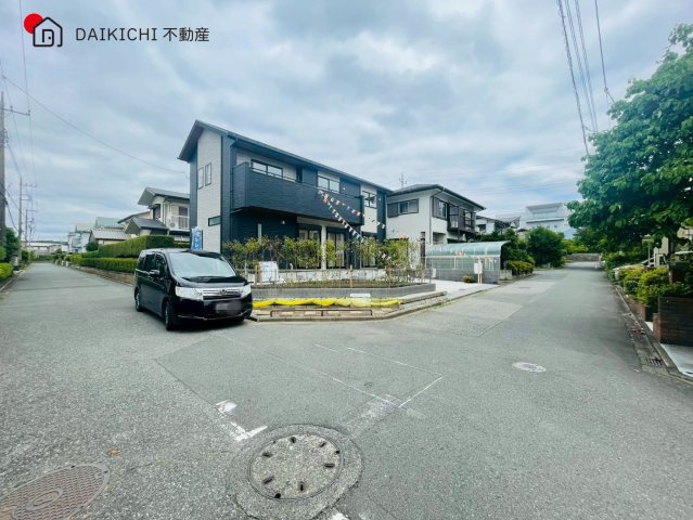 【前面道路含む現地写真】 | 鳩山町松ヶ丘1丁目2期　ブルーミングガーデン　新築戸建　全1棟　1号棟