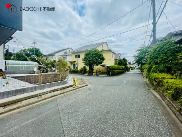 【前面道路含む現地写真】 | 鳩山町松ヶ丘1丁目2期　ブルーミングガーデン　新築戸建　全1棟　1号棟