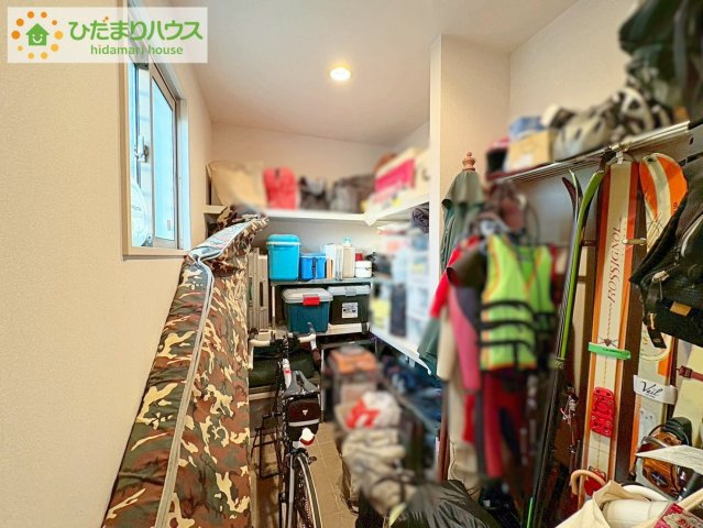 日立市折笠町　中古戸建の収納|"シューズクロークは、レインコートやベビーカー、ゴルフバッグなど大きな荷物を置けるので、
いつでも玄関を綺麗に保てます(*^-^*)"