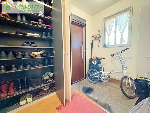 日立市折笠町　中古戸建の玄関|スニーカーマニアも納得の天井まであるシューズボックス!(^^)!