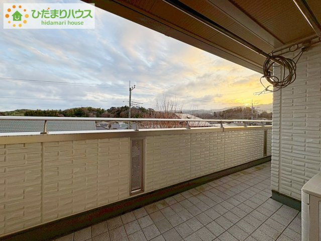 日立市折笠町　中古戸建のバルコニー|広々としたバルコニー。お洗濯物もぜーんぶ干せちゃいます！！