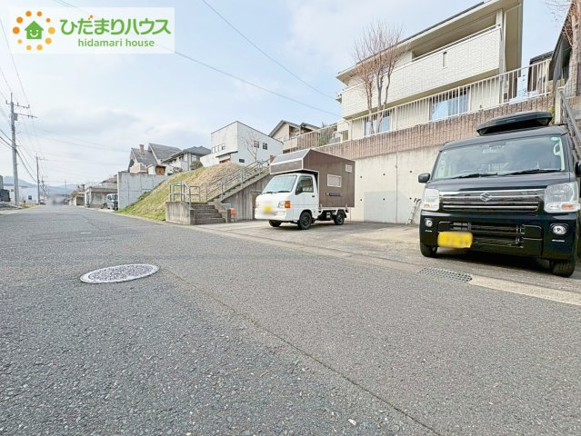 日立市折笠町　中古戸建の駐車場|カースペース4台ＯＫ！前面道路も幅が広いため車庫入れも安心です(^^)/