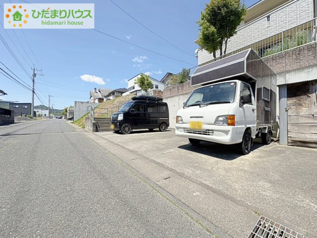 日立市折笠町　中古戸建の駐車場|カースペース4台ＯＫ！前面道路も幅が広いため車庫入れも安心です(^^)/