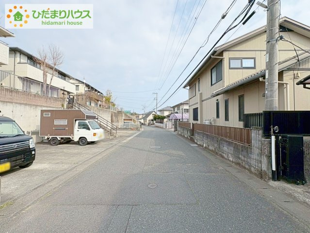 日立市折笠町　中古戸建の前面道路含む現地写真|前面道路幅6ｍ☆車の出入りもラクラクできちゃいます(^^♪