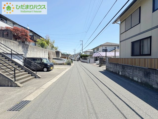 日立市折笠町　中古戸建の前面道路含む現地写真|前面道路幅6ｍ☆車の出入りもラクラクできちゃいます(^^♪