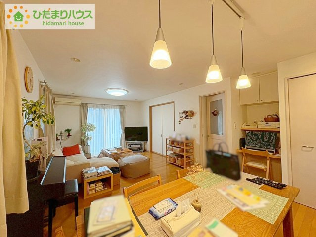 日立市折笠町　中古戸建の居間・リビング|リビング大きな窓からは、暖かな日の光が降り注ぎます・・・