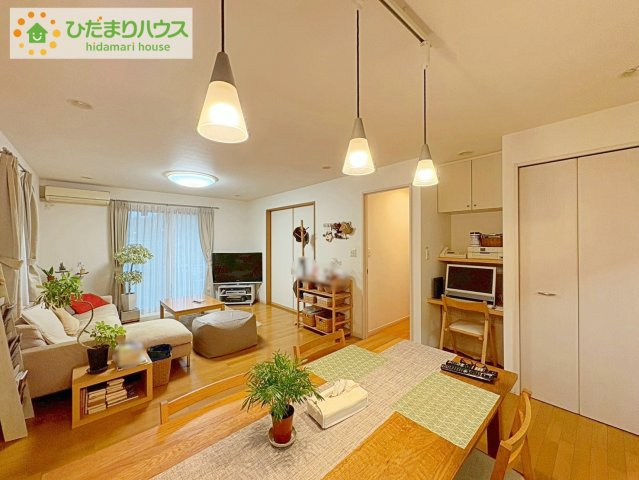 日立市折笠町　中古戸建の居間・リビング|リビング大きな窓からは、暖かな日の光が降り注ぎます・・・