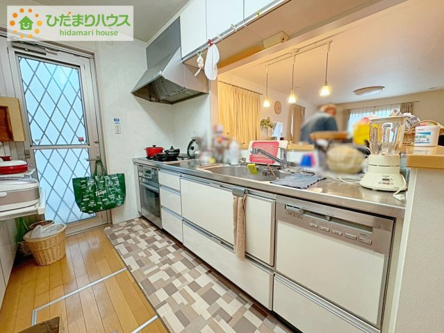 日立市折笠町　中古戸建のキッチン|手元は隠しながら、リビングとも会話できるセミオープンキッチン