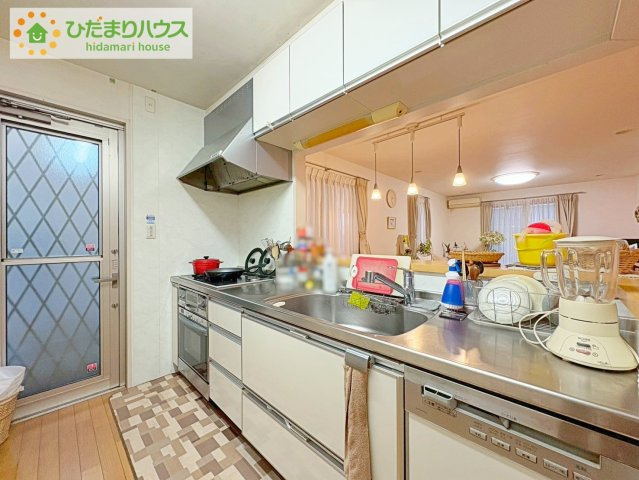 日立市折笠町　中古戸建のキッチン|手元は隠しながら、リビングとも会話できるセミオープンキッチン