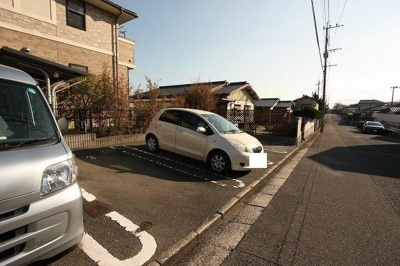 【駐車場】 | ジェルメコリーヌ | 車をお持ちの方に嬉しい駐車場付きの物件です