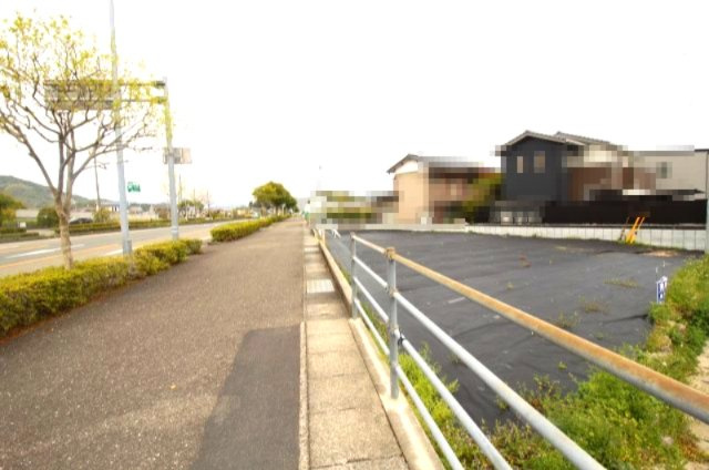 土佐市高岡町乙　A号地　建築条件なし　売土地　（全2区画）の前面道路含む現地写真|角地　北西　幅:33.7ｍ 公道 接面:17.8ｍ／北　幅:2.5ｍ　公道　接面:5.7ｍ