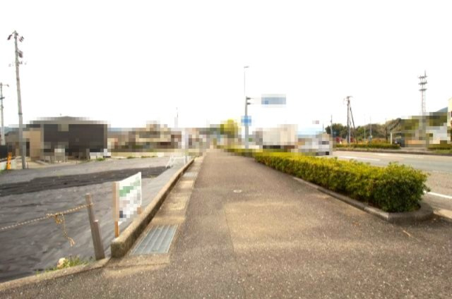 土佐市高岡町乙　A号地　建築条件なし　売土地　（全2区画）の前面道路含む現地写真|角地　北西　幅:33.7ｍ 公道 接面:17.8ｍ／北　幅:2.5ｍ　公道　接面:5.7ｍ