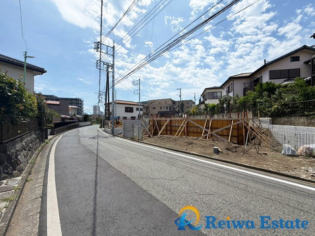 新築戸建　藤沢市羽鳥2丁目の前面道路含む現地写真