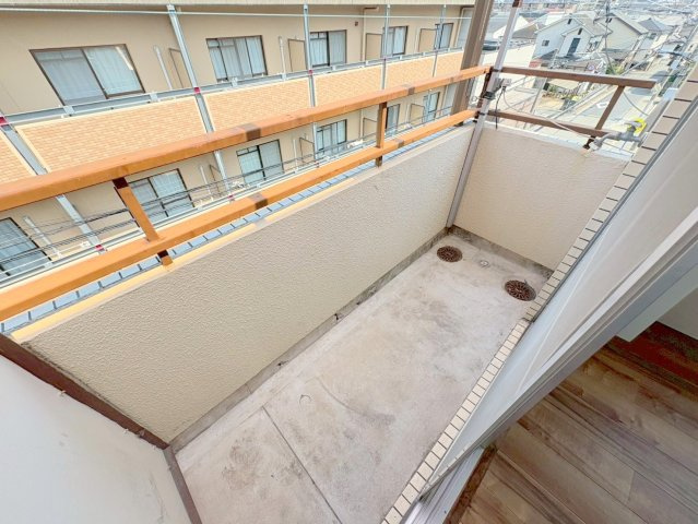宝塚ハーモニーハイツのバルコニー|外からの目が気にならないバルコニーで洗濯物が干せます