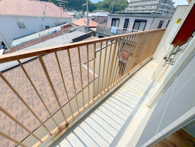 宝塚ハーモニーハイツのバルコニー|外からの目が気にならないバルコニーで洗濯物が干せます