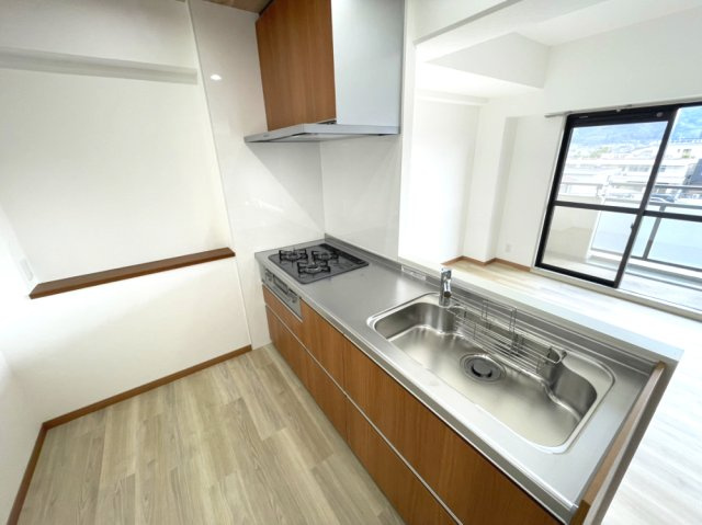 ヴェルシャトー沖野上のキッチン|TOTO製システムキッチン、換気扇交換済みです。